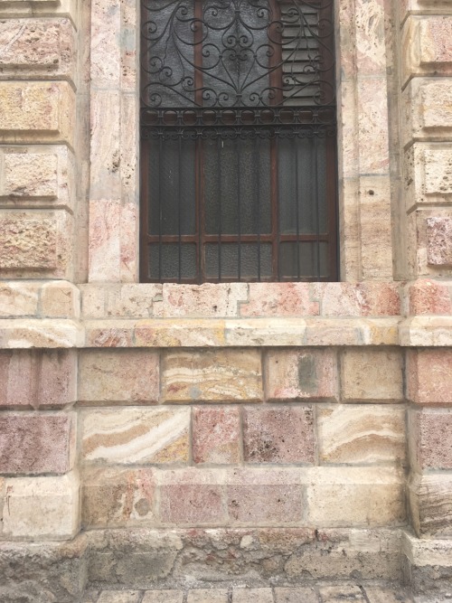 Rough cut marble wall, Corte Provincial de Justicia Del Azuay, Cuenca, Ecuador