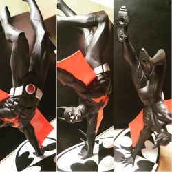 duss005:  the bottom thruster/heels from the Beyond cover carried over to my b&amp;w statue. amazing sculpt by Jonathan Matthews. the red is from when I was bored and went at it with a red shapie, not a variant or anything.