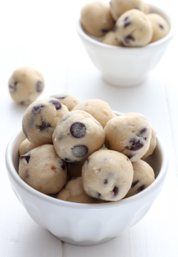 fullcravings:  Chocolate Chip Cookie Dough