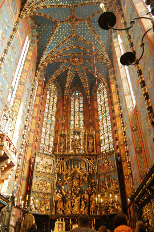 stephieneedsadventure:artnarchitecturelove:St. Mary’s Church, Krakow, Poland