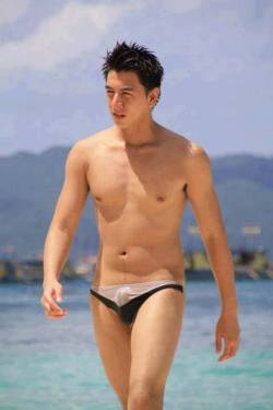 Teeyakdon:  Asian Guy In A Wet Bikini …