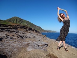 Just messing around in between takes at an art-nude shoot off the coast of Oahu this past February :) (behindthescenes my life haha)