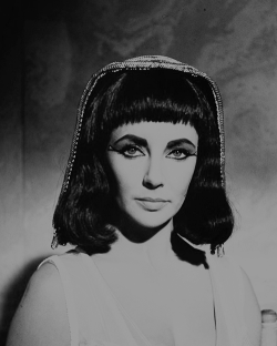 vousavezditcinema:  Elizabeth Taylor in Cleopatra