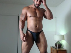 kanjilikesboys:  damn bb is thick and that bulge is making my mouth water