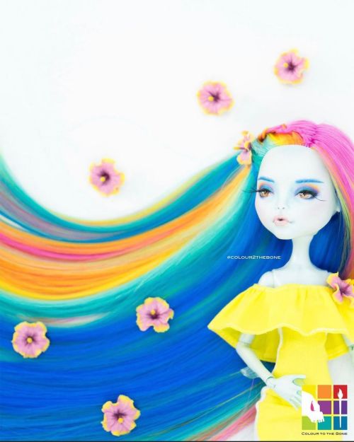 I’m in the mood for colour and this Lagoona always manages to brighten up my day. I created Iolana f