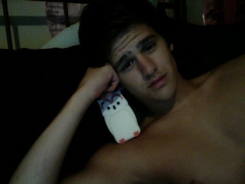 heyskyler:  condommodel:  hangin out w my pet owl   stop being so attractive