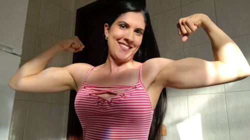  Flexing bicepshttps://onlyfans.com/muscular_goddess16 