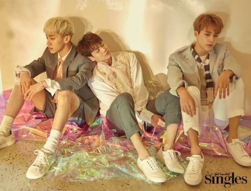 Highlight (ex BEAST) para Singles.