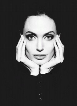 keep-classy-mind:  Angelina Jolie
