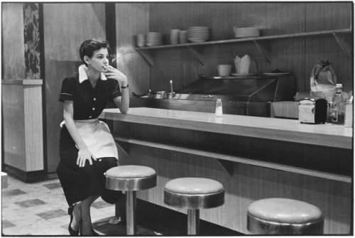 Elliott Erwitt (1955). New York City. Smoke break.