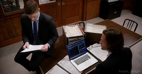 frozen-delight:SPN Parallels: Dean sitting on the table Sam’s sitting at