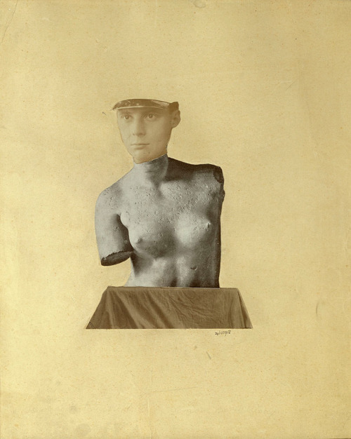 Johannes Theodor Baargeld / Typische Vertikalklitterung als Darstellung des Dada Baargeld (1920)