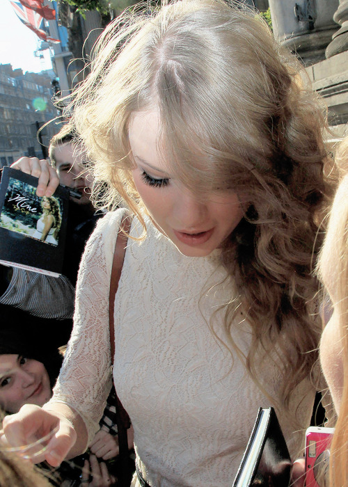 taylorswiftedit:  ‘’I have this really high priority on happiness and finding something to be happy 