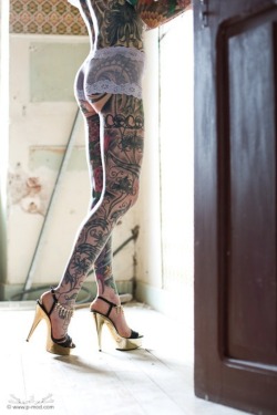 cutenudebikini:  Beautiful tattooed legs