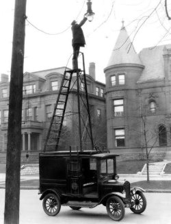 kinkyvegetarian: steampunktendencies:  Changing street lamps 1910’s style.  Whoa! 