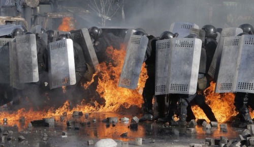 igunsandgear:Anti-government protesters and police in the Ukraine.