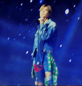 yourghostcat:180324 - music bank in chile :: taemin singing despacito