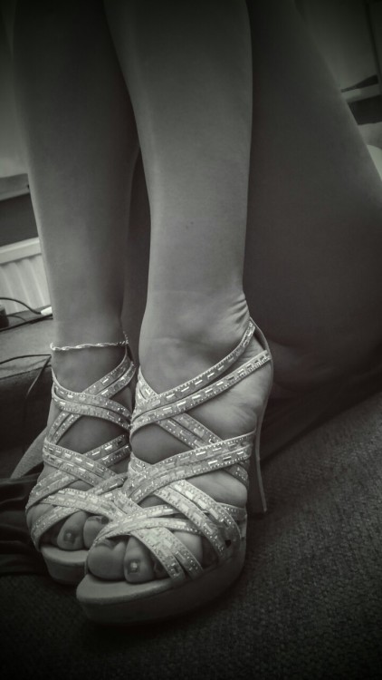 Nice sandals!Many thanks to cagestore for this link!The anklet tells a tale! To those in the know an