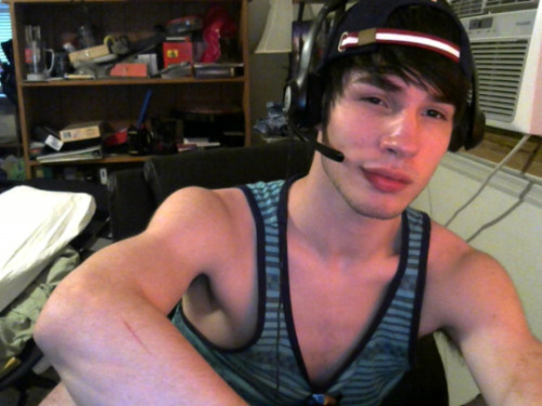harpiesbrother: Come watch my gay ass be bad at league  www.twitch.tv/daddykink/