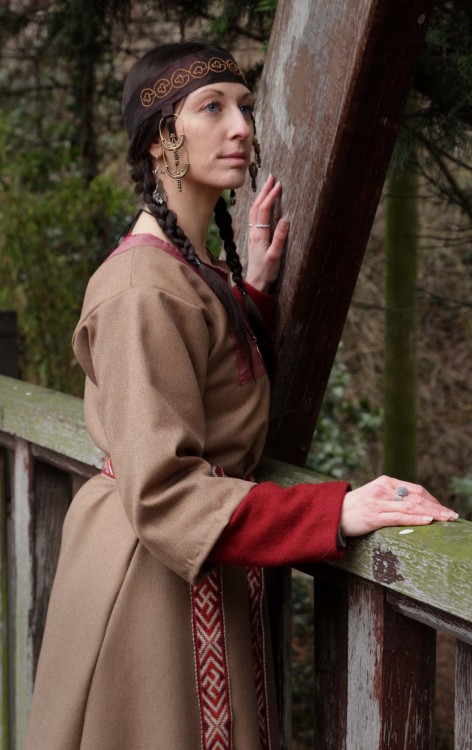 We enjoyed of the weather for shoot my new slavic oufit with @maenadscraft