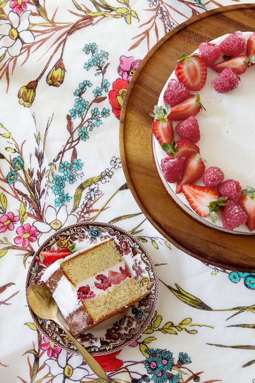 recipe-cookbook:Easy Mixed Berry Layered Cake