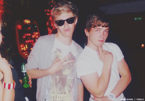 niallhorandrunk:  but why does niall turn into an obnoxious teenage girl when he gets drunk? i mean  he’s just so fab ‘ ohhh gurl you so edgy  you jelly of the duck face?  does squishing our faces together make us look prettier???  