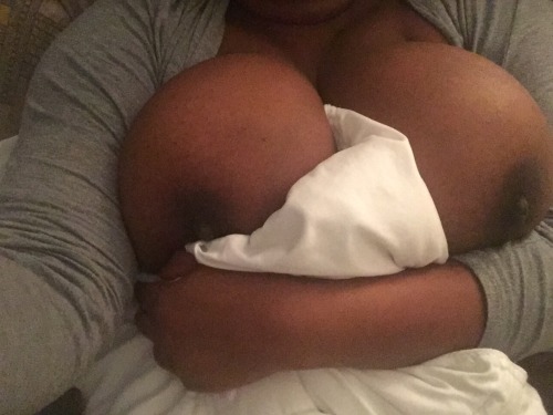 bedroomdancer89:  The twins are awake craving ur attention . I got Balloons for breasts @issarae26