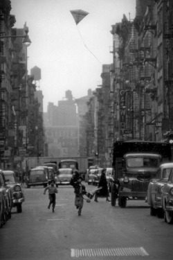 greeneyes55:  Lower East Side New York 1957 Photo: Bruce Davidson  