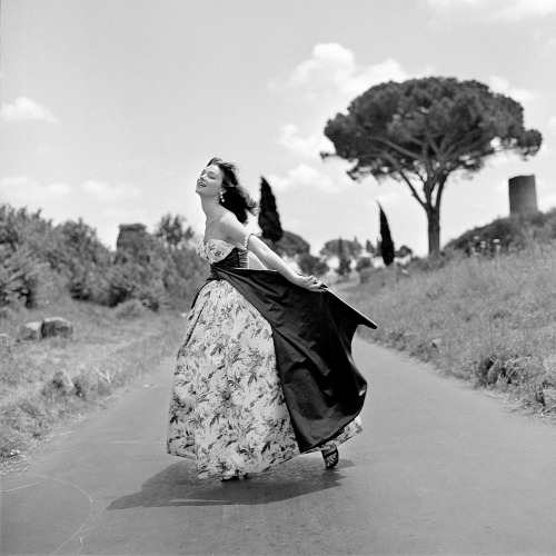 Ivy Nicholson / photo by Tony Vaccaro, Rome, 1956.