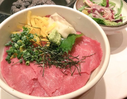 gkojax:  東京別視点ガイドさんのツイート: 船橋駅「将泰庵」の和牛鉄火丼だよ。生の状態のA5ランク黒毛和牛をわさび醤油でさっぱりいただく。ごはんは酢飯。うまい！ https://t.co/6dthkMBPWy