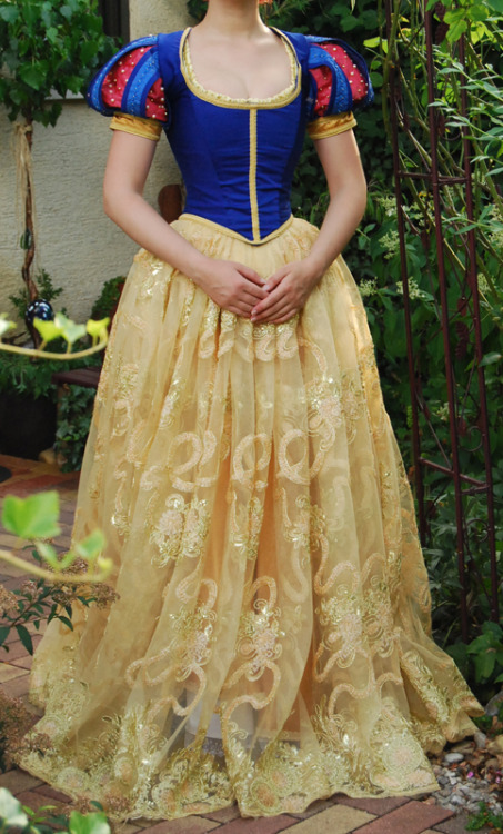 naraku-costumes: Unfinished snowwhite. At this picture I have a waist with 60cm, but I will never ev