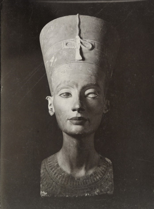 cafeinevitable: One of the first photos of the Nefertiti bust, Amarna, 1912.Handwritten note by Ludw