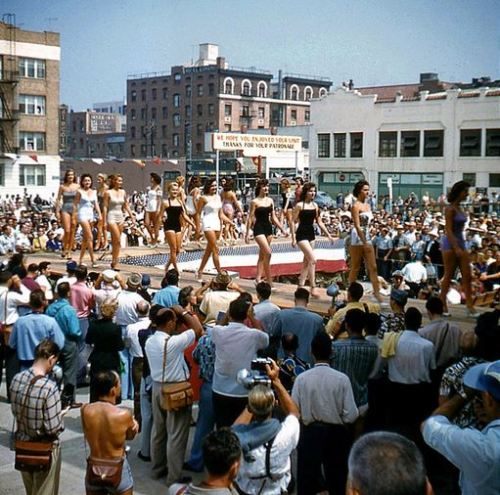 memoriastoica: Beauty pageant at Ocean Park Pier, Santa Monica, California. Circa 1956.