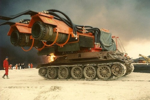 truedoommurderhead:thewelovemachinesposts:‘Big Wind’, two turret mounted Mig-21 jet engines mated to