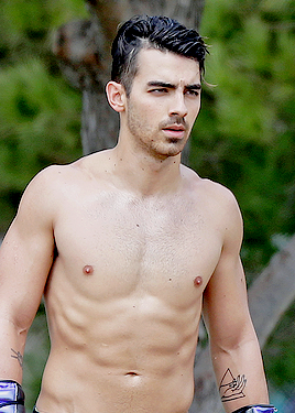 jonasgalaxy:  Joe Jonas showing off his insane body while going shirtless during a training session on September 14, 2016 in Beverly Hills, California. + 