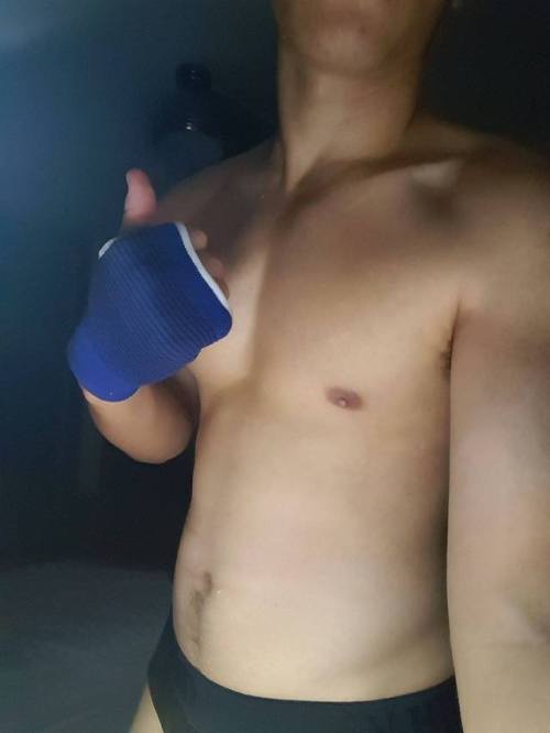 nhockpolice: jimmy823:  honeynaughtyboy:  andaluuuu: SG軍中嫩弟有人有他FB嗎？ 藍X不是嗎？  讚  .