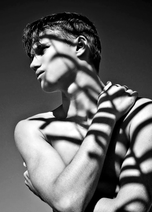 yoshicuteboy:  le garçon cherche l'ombre / the boy seeks the shade