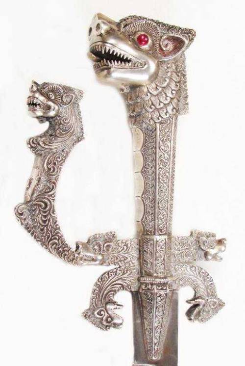 Fine presentation kastane with chiseled silver hilt and ruby eyes, Sri Lanka, 19th century.from Auct