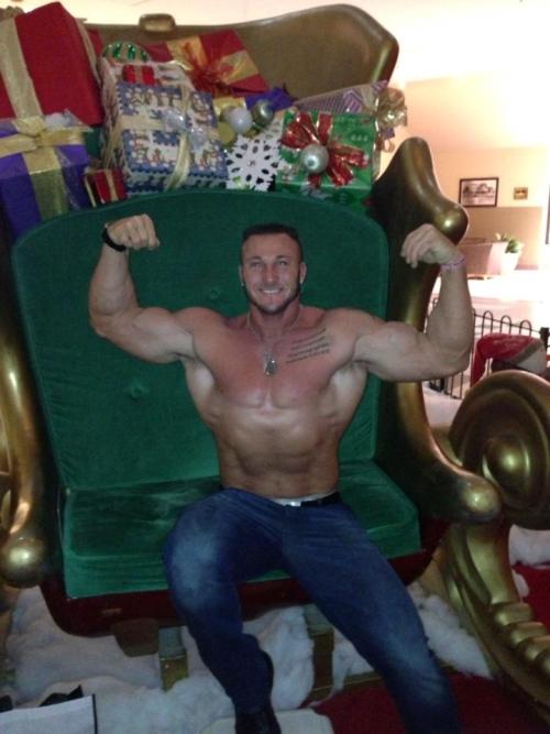 rwfan11:  ….umm, the things I would do in the back of that sleigh with him would make all the reindeer blush! :-)