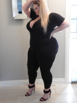 plussizebarbie:  Fat as fuck 🤷🏼‍♀️😇💋👸🏼