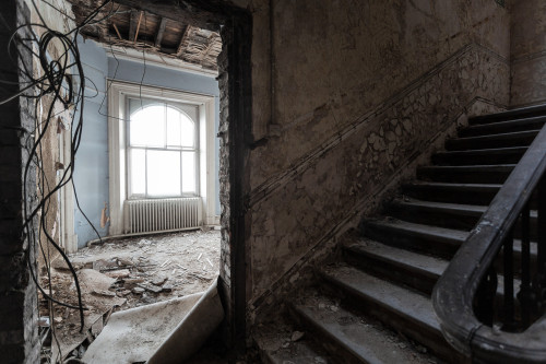 unclearable:  destroyed-and-abandoned:  An abandoned stairway / doorway, UK via robbiekhan     dark pale 