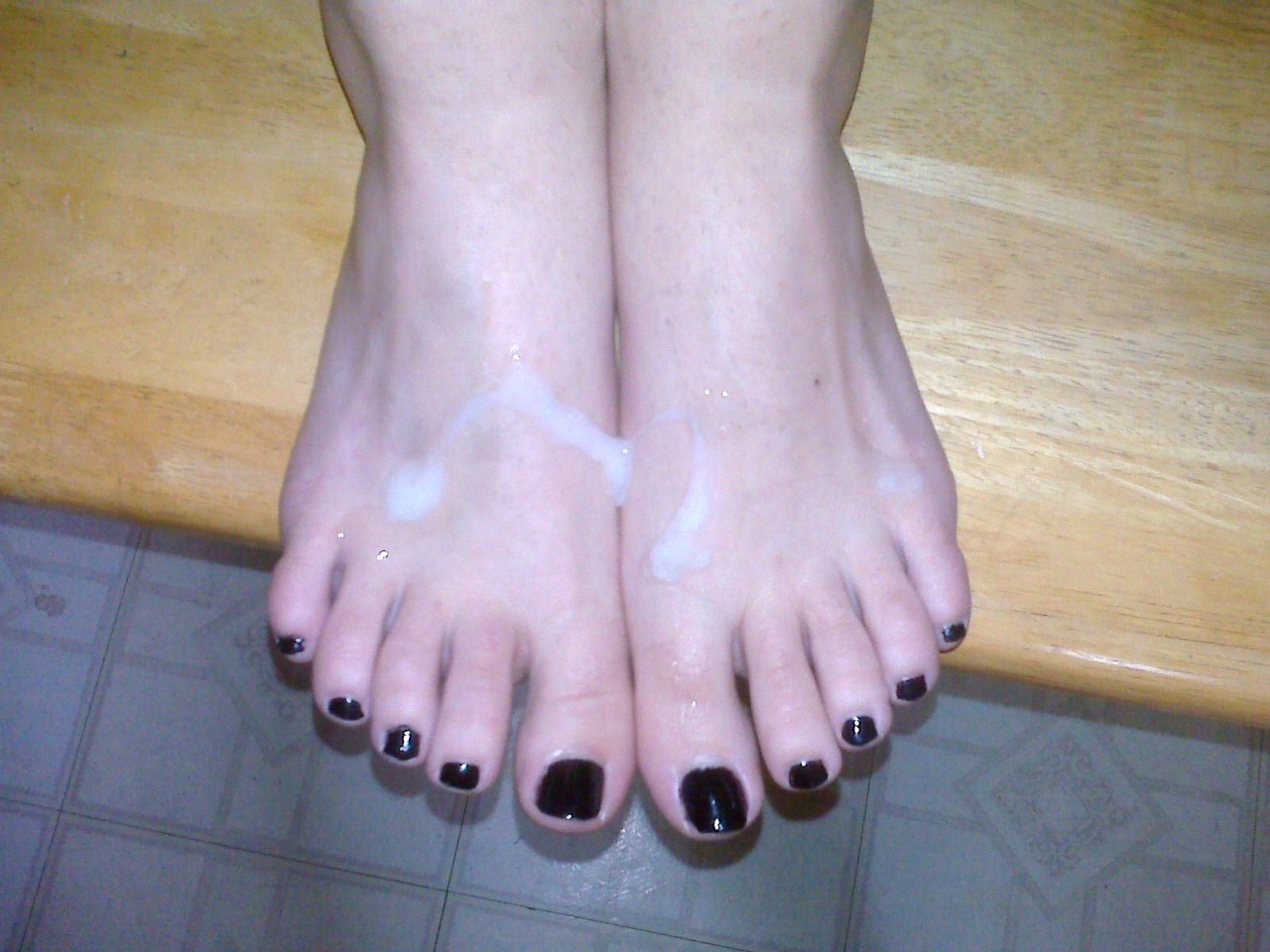 cummytoes:Another lovely submissionAllison’s size 4 1/2 feet get creamed :)