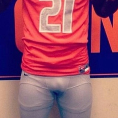 downtofuck513: lamarworld1:(PART 1) Cordell Broadus bulge Like wen u see it Bruh look like two diff