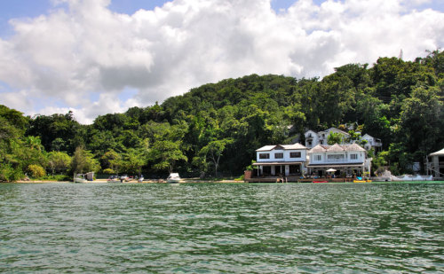 the-sweet-life-ja:  Avalon Villa (Port Antonio, Jamaica)is a 4 bedroom, 4 bathroom luxury villa at the famous Blue Lagoon waterfront. Brand new villa built in 2009, the most beautiful scenery at your backdoor, crystal clear waters off your own private