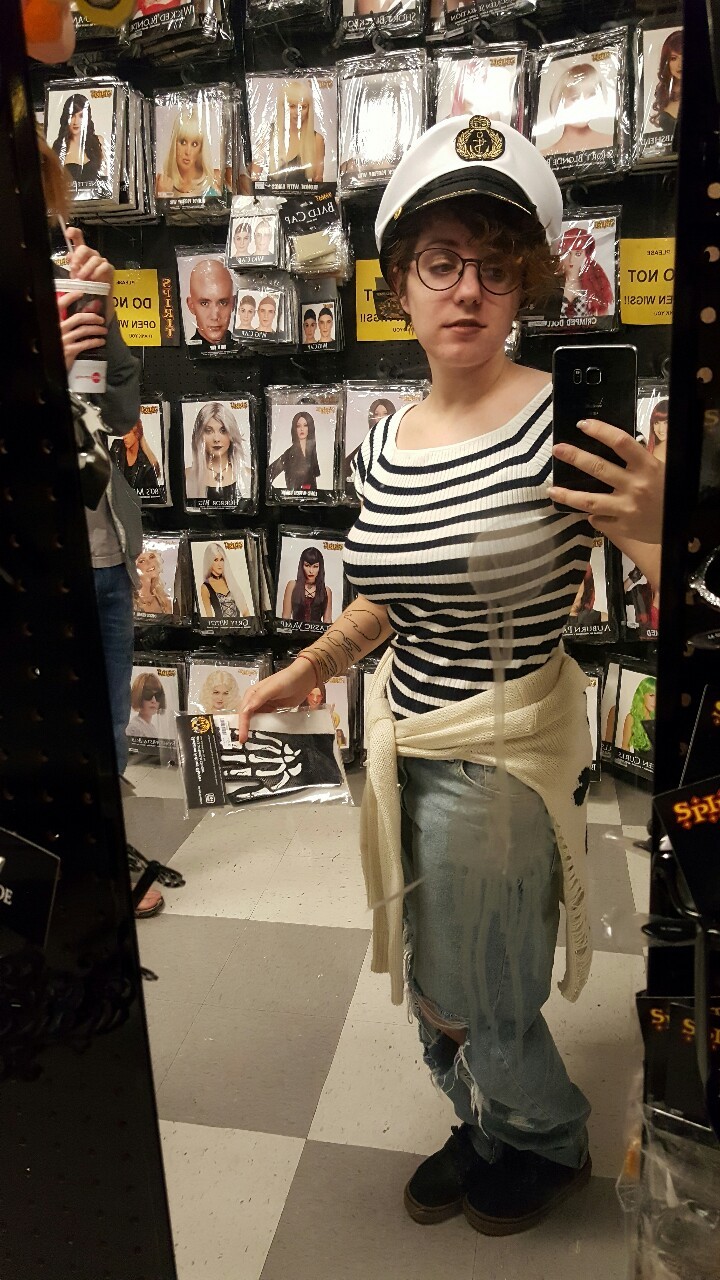 imnotthatfunnyipromise:Halloween store fun