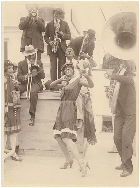 classicladiesofcolor:    Singer and dancer  Ivie Anderson with members of Sonny Clay’s Colored Idea on deck as they pull into Sydney, Australia, 1928. 