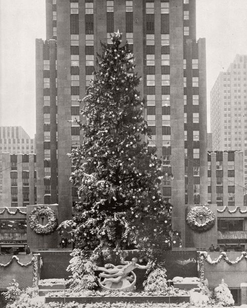 MERRY CHRISTMAS AND HAPPY HOLIDAYS from all of us at NYC URBANISM! The city&rsquo;s most famous 