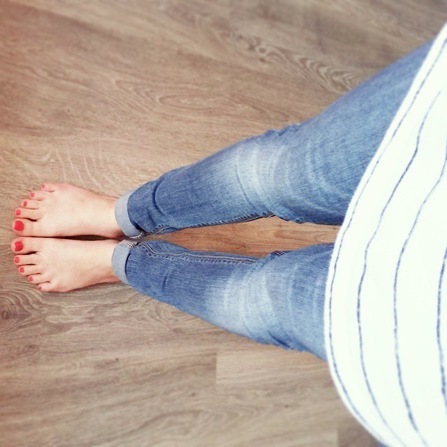 vos-pieds-mademoiselle:  😔⏳👀💥 #pieds #feet #ootd #jeans #pied #foot #nails