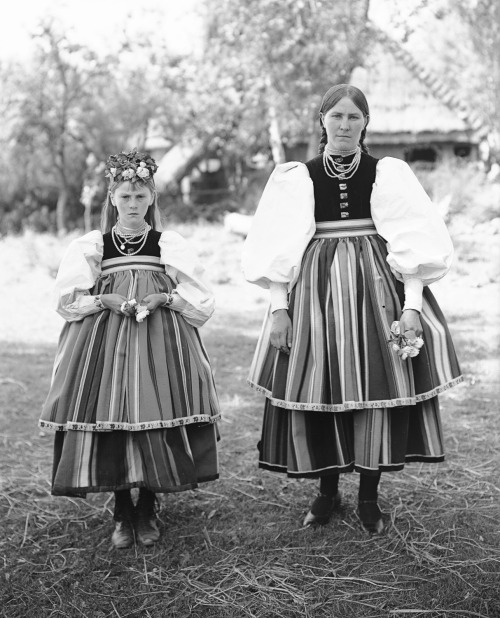 Mother and daughter from Złaków Kościelny, Poland, 1932. Łowicz type of costume.Photography by Henry