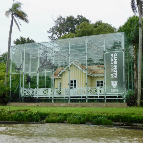 Una casa dentro de un cerramiento de vidrio, Museo Casa Sarmiento, Tigre, Buenos Aires, 2019.